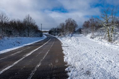 Dağlarda yol karla kaplı, kış konsepti