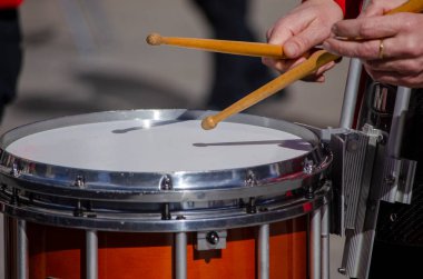 Galiçya, İspanya 'dan geleneksel bir müzik grubunun müzisyeninin seçici odak noktası, ahşap davulu.