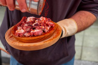 Galiçya usulü pişirilmiş ahtapot porsiyonu, ahtapot fötr şapka.