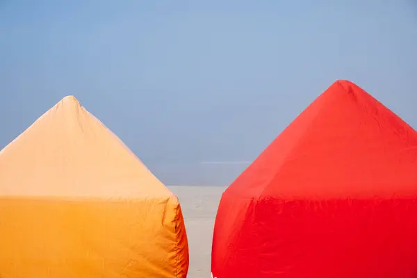 Dvě Plážové Kabiny Žluté Červené Látky — Stock fotografie