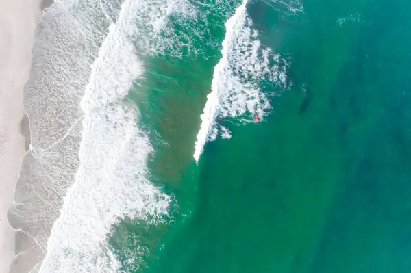 Visão Aérea Drone Surfista Com Uma Prancha Surf Vermelha Mar — Fotografia de Stock