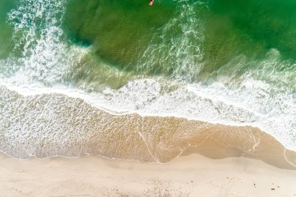 Drone Antenne Uitzicht Een Surfer Met Een Rode Surfplank Een — Stockfoto