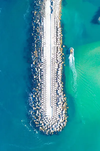 Barco Navegando Cerca Del Rompeolas Puerto Vista Aérea Desde Dron — Foto de Stock
