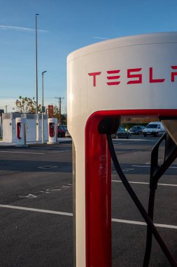 Xinzo de limia, İspanya - 12 22 2023: Tesla EV Super Charger araba şarj istasyonu
