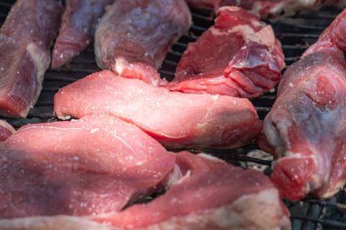Açık havada ızgara. Kömür ızgarasındaki inek etinin detaylı görüntüsü