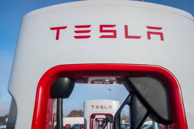 Xinzo de limia, İspanya - 12 22 2023: Tesla EV Super Charger araba şarj istasyonu