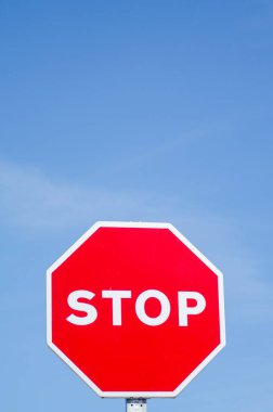mavi gökyüzü arkaplanı ile izole edilmiş dur sinyali