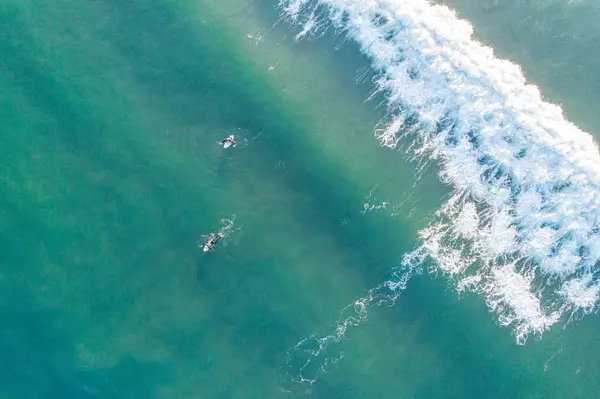 Vista Aérea Aviones Tripulados Surfistas Practicando Surf Una Playa Verano — Foto de Stock