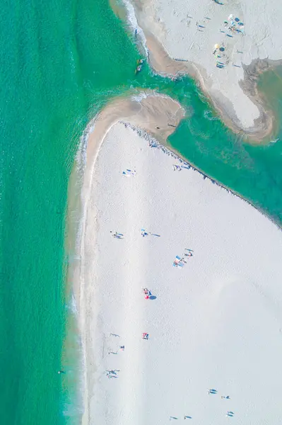 Lucht Drone Overhead Uitzicht Een Strand Met Mensen Genieten Van — Stockfoto