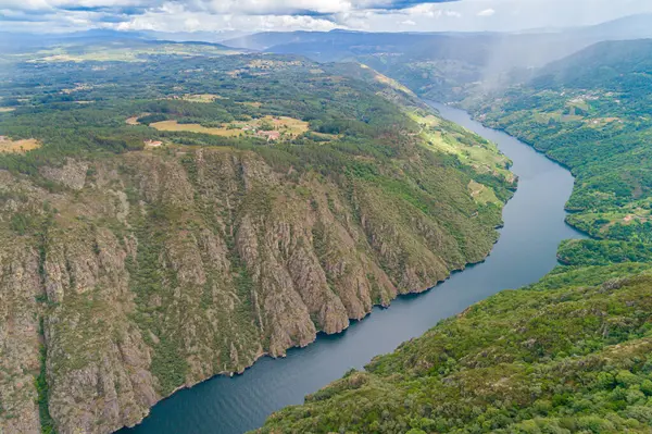 Sil Nehri Kanyonu 'nun manzarası, Ribeira Sacra. Galiçya. İspanya