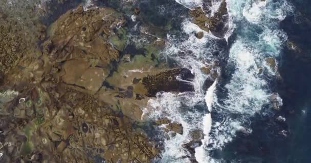 海浪冲破的岩石海岸 头顶无人机视频 — 图库视频影像