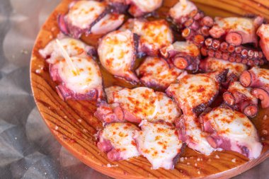 Pulpo a la gallega, Galiçya, İspanya 'da ahtapot pişirmenin geleneksel tarifi.