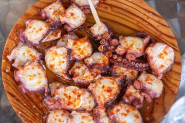 Pulpo a Feira, Galiçya, İspanya 'da ahtapot pişirmenin geleneksel tarifi.