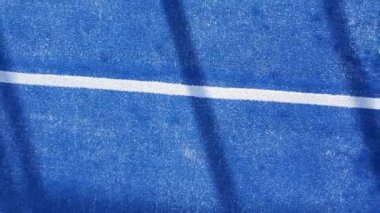 İnsansız hava aracı videosu, raket tenis kortunun yükselen görüntüleri.