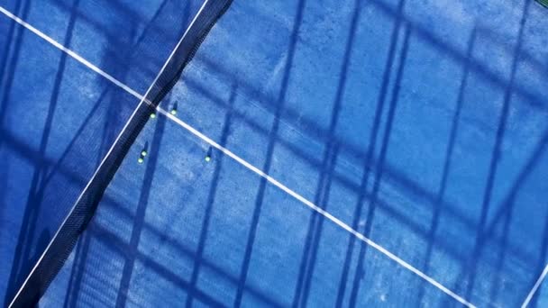 ブルーパドルテニスコートの下方ドローンビデオ映像 スポーツコートのコンセプト — ストック動画