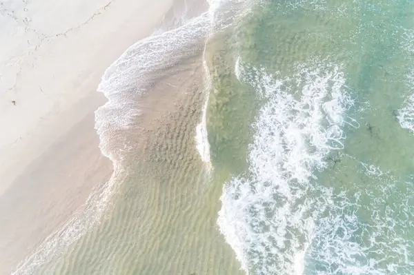 Vista Aérea Drone Das Ondas Que Chegam Costa Uma Praia — Fotografia de Stock
