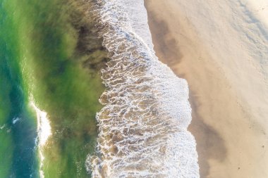 Cennet sahili ve deniz manzaralı, turkuaz suyu olan muhteşem bir deniz manzaralı insansız hava aracının uçan fotoğrafı. Yaz tatili tatilleri, fotokopi alanı olan web sayfaları