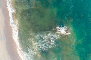 Denizde kayası olan bir sahil kıyısının insansız hava görüntüsü