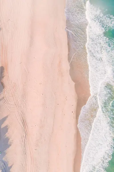 Olas Orilla Una Playa Aérea Directamente Encima Vista Con Dron — Foto de Stock