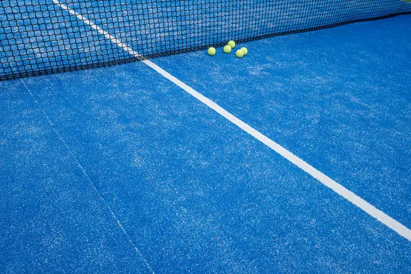 Vijf Ballen Naast Het Net Van Een Paddle Tennisbaan Racket — Stockfoto