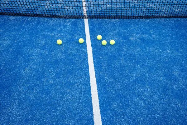 Vijf Ballen Naast Het Net Van Een Paddle Tennisbaan — Stockfoto