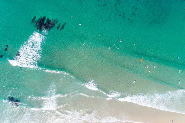 Scénická Letecká Společnost Lidí Jezdících Surfařských Prknech Pláži Pohled Shora — Stock fotografie