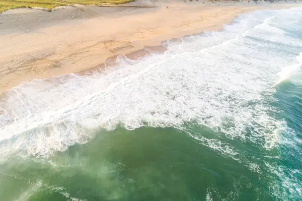 Golven Breken Een Strand Zomer Vanuit Lucht Met Drone — Stockfoto
