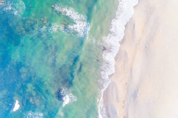 Ondas Quebrando Uma Praia Verão Mar Verde Turquesa Vista Aérea — Fotografia de Stock