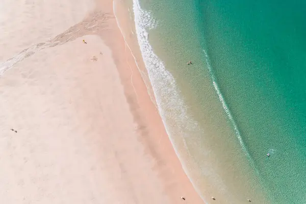 Vista Aérea Com Drone Uma Praia Onda Turquesa Tiro Água — Fotografia de Stock