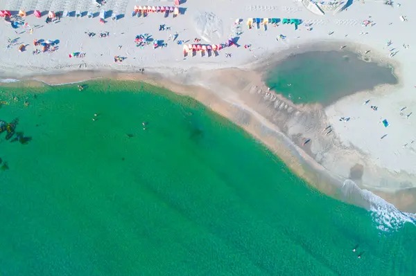 Una Vista Aérea Las Personas Playa Con Agua Azul Día — Foto de Stock