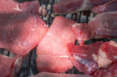 Izgarada çiğ sığır eti var.