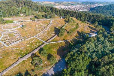 Santa Luzia Citania 'nın arkeolojik alanının hava aracı görüntüsü, Viana do Castelo' daki bir tepenin kalıntıları..