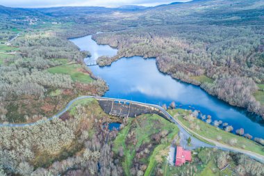 Montalegre belediyesinin Sezelhe rezervuarının insansız hava aracı ile hava görüntüsü. Portekiz