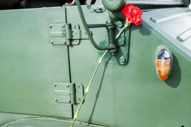 25 Nisan 'da Portekiz' de düzenlenen anma töreninde askeri araç dekore eden kırmızı karanfil. Karanfil devrimi. Özgürlük Özgürlüğü