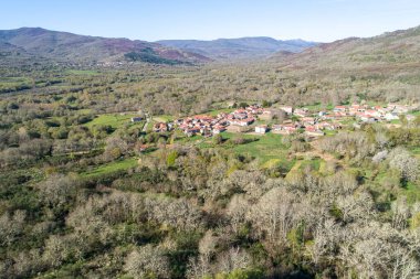 Tosende köyünün Rio Salas Vadisi 'ndeki Couto Mixto bölgesinin insansız hava aracı görüntüsü. Eyaletimiz, Galiçya. İspanya