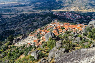 Portekiz 'in ortaçağ köyü Monsanto' nun panoramik manzarası. Guarda Bölgesi