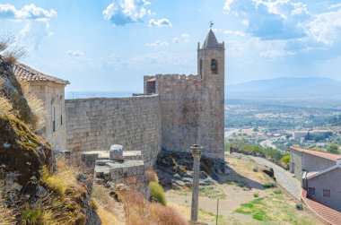 Penamacor 'daki ortaçağ kalesinin kulesi ve duvarı Portekiz' in Beira Baixa bölgesinde bir ortaçağ köyüdür..