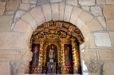 Romanesk öncesi Sao Pedro de Balsemao şapelinin içi. Ezik. Portekiz