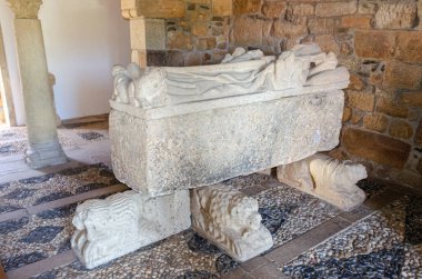 Sao Pedro de Balsemao 'nun Roma öncesi kilisesinin içinde. Lamego, Portekiz