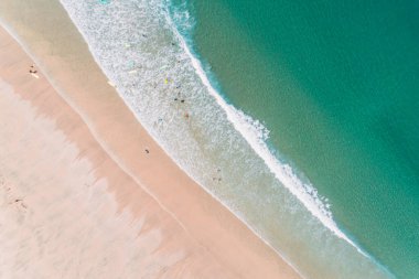 İnsansız hava aracı plajın manzarasının hemen üstünde. İnsanlar yazın tadını çıkarıyorlar.