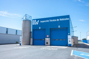 Bizimki, İspanya. 04-19-2024: Araçlar Teknik Denetleme Merkezi, ITV. İspanya 'da araç denetimi için sertifika.