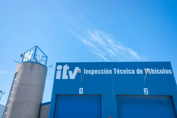 Bizimki, İspanya. 04-19-2024: Araçlar Teknik Denetleme Merkezi, ITV. İspanya 'da araç denetimi için sertifika.
