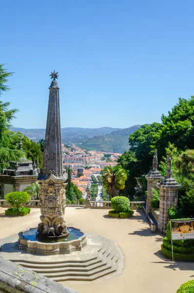 Lamego, Douro Vadisi 'ndeki Remedios Hanımımızın Sığınağı' nın merdivenleri. Portekiz