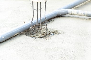 Yeni bir binanın bodrumundaki PVC drenaj borusu.