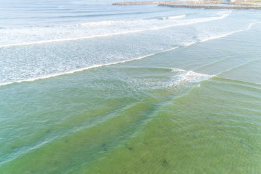 Sabahları kumsalda dalgalar... İHA ile görüldüğü gibi..