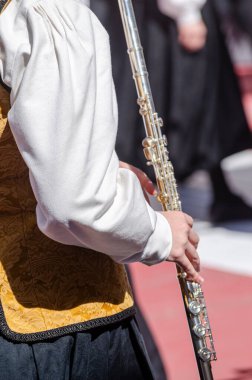 Müzikal bir etkinlikte enine flüt çalan müzisyen.