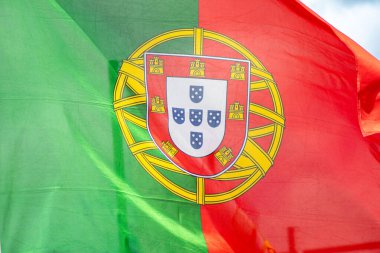 Rüzgarda dalgalanan Portekiz bayrağının yakın çekim görüntüsü