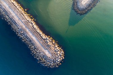 Akşamları bir limanın girişindeki dalgakıran görüntüsünün tam üstünde, insansız hava aracından görülüyor.