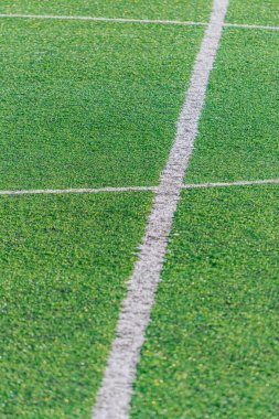 Merkez hattın ayrıntıları. Futbol sahasının sentetik çimen yüzeyi