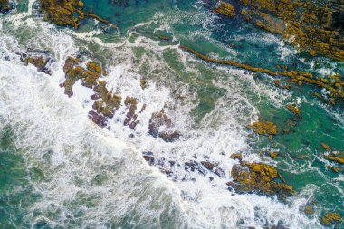 İHA 'nın doğrudan üzerinde kayalık bir sahil manzarası var. İHA' dan havadan çekilmiş.